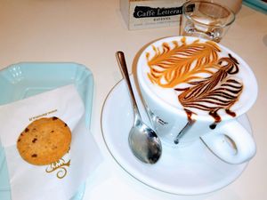 Cappuccino di soia e vegan cookie al cioccolato at Caffè Letterario in Ravenna