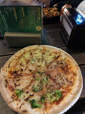 Wahrscheinlich geänderter Veganer Käse at Pizzamanns Black in Bochum