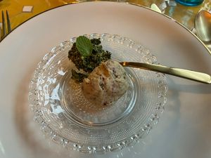 Thijm-sumac broodje met palmkoolpesto  at Restaurant à la Damaris in Zaltbommel