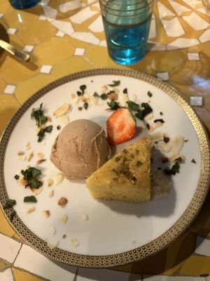 Kaneelijs en sfouf cake  at Restaurant à la Damaris in Zaltbommel