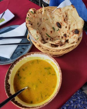 Indische Linsensuppe mit Knoblauch Naan at Yarsagumba in Funchal