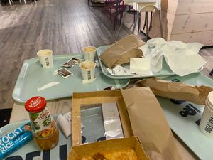 Really bad. rubbish piled up on tables and I ate cold pasta. (Hidden in the ‘restaurant’ is a microwave for heating up food). The woman on the cash register never mentioned thi at Deli&Cia - OPO in Porto
