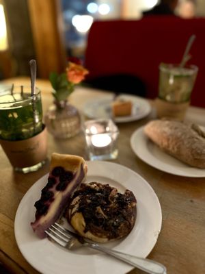 Blueberry Cheesecake, eine Schoko Schnecke und frischer Minztee  at Café May - Wandsbek in Hamburg
