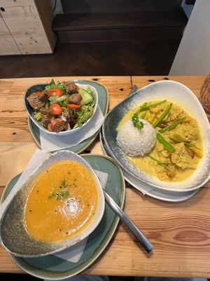 Curry, Suppe und Salat   at togather in Munich