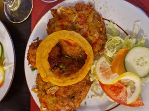 Antipasto di verdure con cipolla fritta at Shimla in Marseille