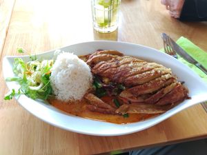 Knusprige "Ente" in rotem Curry at Veganam in Kiel