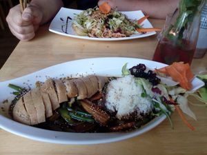 Knuspriges Hühnchen Soyasoße (vegan), Udonnudeln Hoisin Soße at Veganam in Kiel