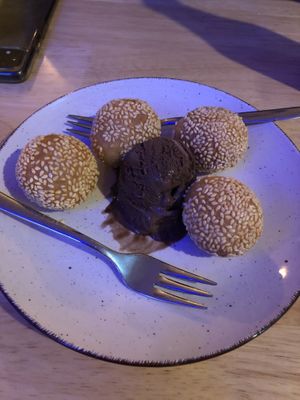 Sesambällchen  at Veganam in Kiel