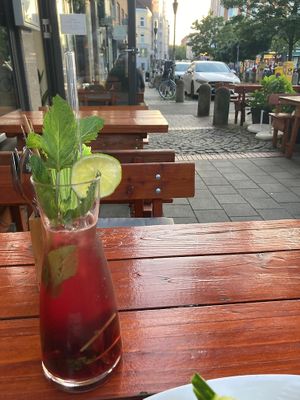 Granatapfel Minz Limonade (hausgemacht) (etwas zu süß für meinen Geschmack)  at Veganam in Kiel