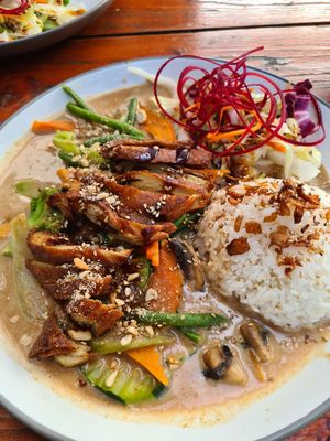 Reisgericht mit Erdnusssoße und veganer Ente at Veganam in Kiel