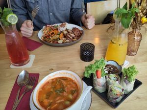 Kokossuppe, Sommerrollen und Ente at Veganam in Kiel