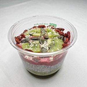 Kiwi-licious - Fresh kiwi & Spinach foundation, over night chia & coconut mid-layer, blended raspberry & chia top layer. Topped with slices of kiwi, pumpkin seeds, goji berries & C at Veganmami - Cloud Kitchen in Manchester