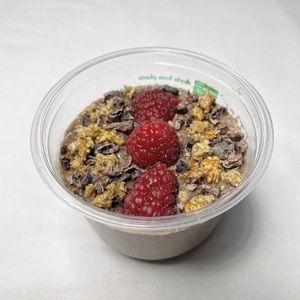 Choco-Cacao - Over night chia blended with raw organic cacao powder. Topped with fresh raspberries, cacao nibs & Mami's home made banana & cinnamon granola. 🍫 ⠀ at Veganmami - Cloud Kitchen in Manchester