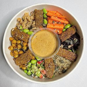 Protein Paradise – Grilled Lemon & Ginger Tempeh, Garlic & Herb Chickpea Fusilli, Lightly Salted Quinoa, Shredded Beetroot, Broccoli Red Pepper & Radish Salad, Carrot Pieces, Spi at Veganmami - Cloud Kitchen in Manchester