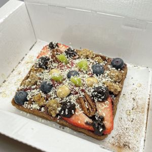 Mami's Gluten Free Choco Waffle 🍫 🧇 ⠀
⠀
Smothered in Mami’s strawberry jam, home made crunchy cinnamon granola, blueberries, kiwi, strawberries, hazelnuts & pecan nut at Veganmami - Cloud Kitchen in Manchester