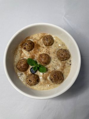 Mami’s Banana Cookie dough frozen smoothie bowl 🥣 🍪 🤤⠀
⠀
⠀
Frozen banana & oat ice cream layerd with mini cookie dough balls stuffed with cacao nibs & raw cacao at Veganmami - Cloud Kitchen in Manchester