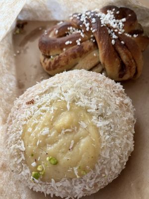 School bread and cinnamon bun, both vegan   at Håndbakt in Oslo
