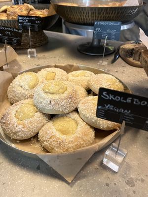 Clearly marked vegan in all the signs   at Håndbakt in Oslo