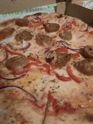 Salchica vegan pizza at Pizzería Pipazze in Fuengirola