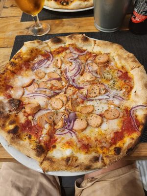 Sausage pizza at Pizzería Pipazze in Fuengirola