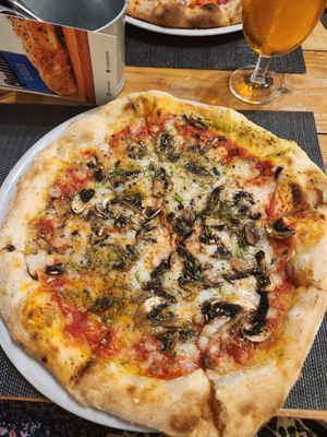 Garlic mushroom pizza at Pizzería Pipazze in Fuengirola