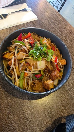 Drunken Noodles 🍜 at What De Health Thai in San Diego