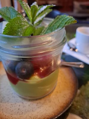 Avocado-Matcha Cake mit Beeren at Secret Garden in Munich