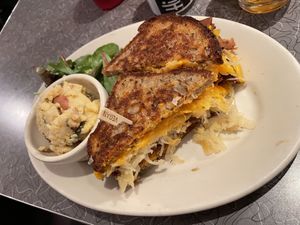 Sandwich „the Reuben"  at Veggie Galaxy in Cambridge