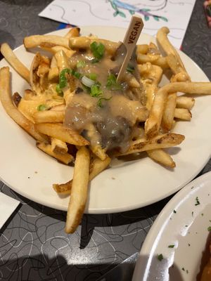 POUTINE 5/5 ⭐️  at Veggie Galaxy in Cambridge