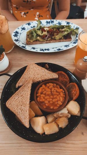 Vegan English breakfast and avocado toast at Billy Brunch Sevilla in Sevilla
