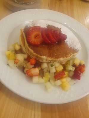 Vegan pancakes with fruit and syrup at Billy Brunch Sevilla in Sevilla