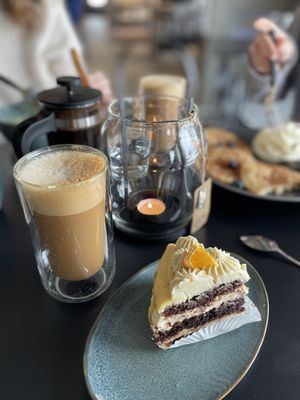 Vegan piece of cake and caramel latte (oat milk) at Det Goda Bruket in Matfors