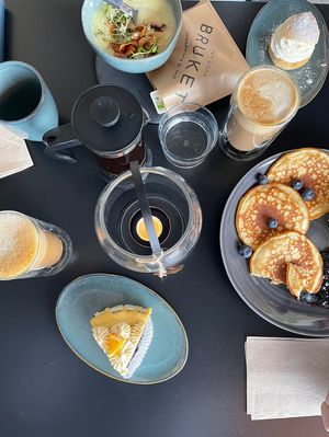 Vegan piece of cake and caramel latte (oat milk) at Det Goda Bruket in Matfors