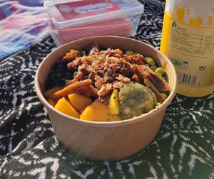 Poke con arroz, heura, aguacate, mango, edamame y wakame. at Poké Poké in Gran Canaria