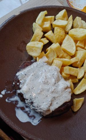 "Entrecot" de no carne con salsa a la pimienta 🌱🐮 at Pizzeria Campelo in Valdovino