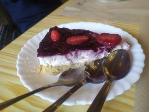 Tarta de queso y frutas at Hostel La Pedriza in Manzanares El Real
