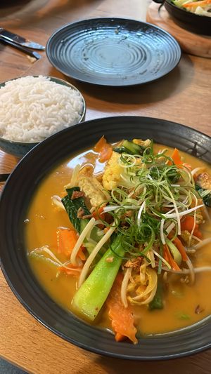 yellow curry with tofu and rice   at Vevi Restaurant II in Vienna