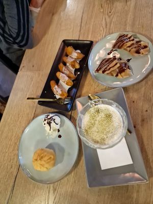 Fried, mango, matchamisu, banana pockets anf fried ice cream at Vevi Restaurant II in Vienna