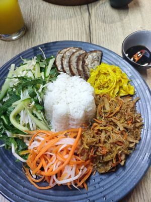 Regenbogen Teller at Vevi Restaurant II in Vienna