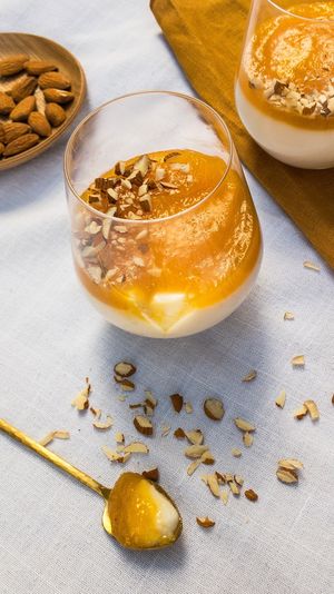 Muhallambia
sobremesa a base de leite de amêndoas e coco com geleia de damasco e lascas de amêndoas  at Oiti in Cairu