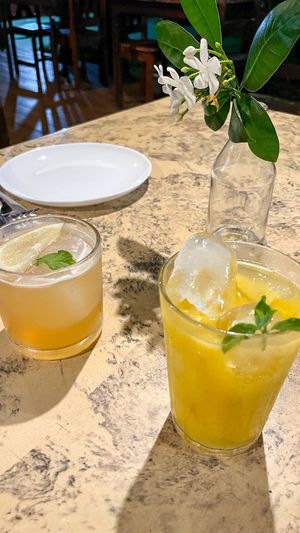 Drink Capim Limão e Batida de Maracujá  at Oiti in Cairu