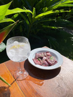 Ravioli de beterraba com recheio de ricota de amêndoas na manteiga vegana da casa com ervas e limão siciliano e Gin tonica tradicional  at Oiti in Cairu