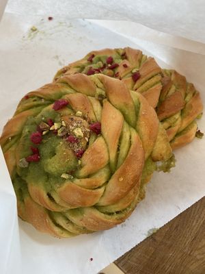 Vegan Pistage & Raspberry bun 😍  at Gateau - Saluhall in Lund