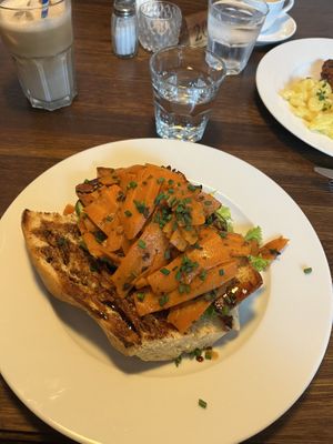 Baguette mit Räauchertofu und Karottenlachs mit Hoisin Soße.   at Balazzo Brozzi in Nuremberg