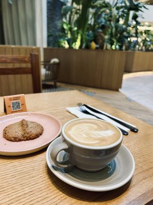 Cappuccino mit Hafermilch und Almond Butter Cookies  at Evergreen Organics - Gate Mall in Doha