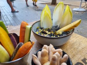 schwarzer Hummus at Paradero in Barcelona