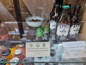 Energy balls at Goosebumps Coffee Lab in Budapest