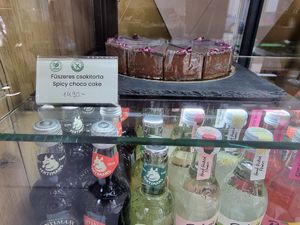 Cake and drinks at Goosebumps Coffee Lab in Budapest