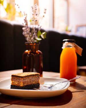 Vegan cake and a refreshing juice.🍰 at Goosebumps Coffee Lab in Budapest