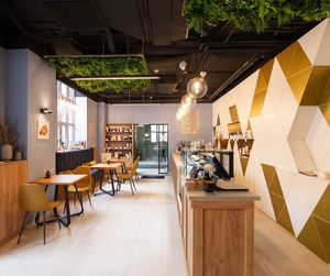 Inside view💛 at Goosebumps Coffee Lab in Budapest